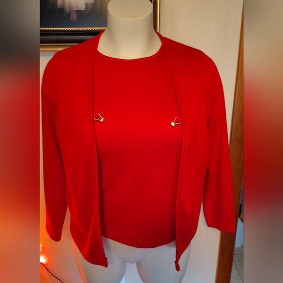 Stephanie Rogers | Red Cardigan top with Gold Accent Clasp – Size L – NWT ❤️ - Picture 6 of 7